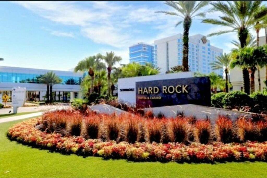 Stylish Suite Tampa Minutes To Hard Rock Casino Mango Exterior photo